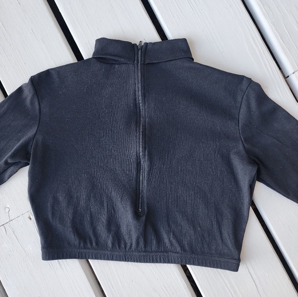 S cropped Turtleneck w back zipper - Picture 4 of 10